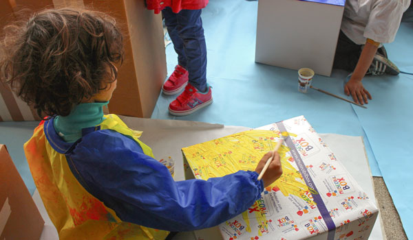 Kind malt einen Kartion an
