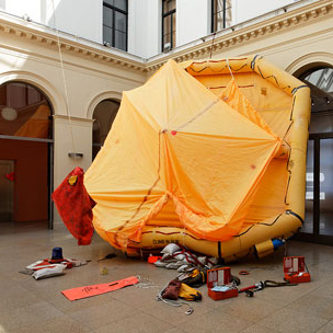 Installation mit gelber Rettungsinsel im Lichthof der Kunsthalle