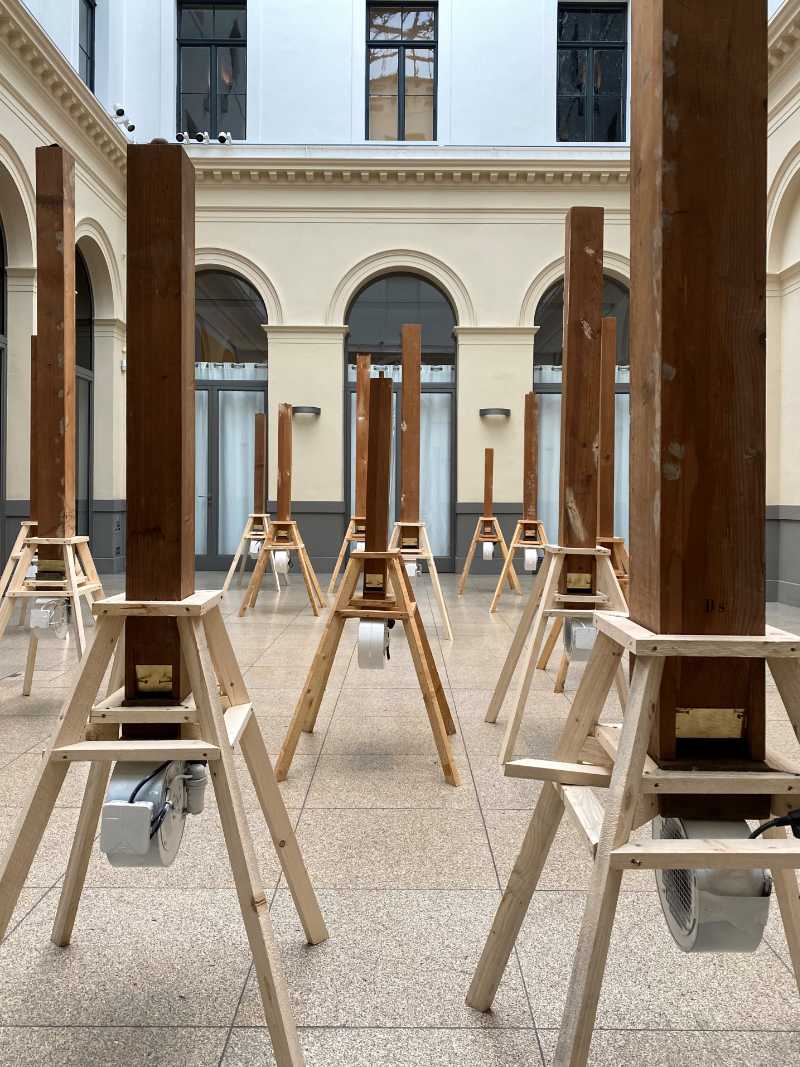 große Pfeifen aus Holz im Lichthof der Kunsthalle