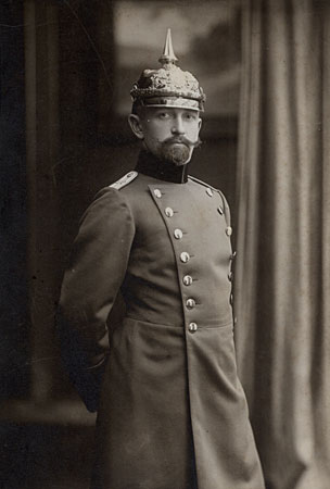 schwarz-weißes Portrait eines uniformierten Mannes mit Bart und Pickelhaube