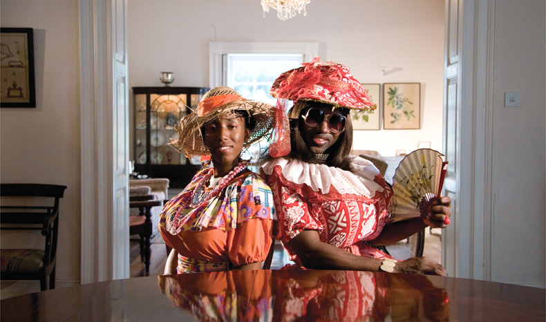 Sonia Boyce: zwei Personen posieren verkleidet als Mother Sally, einer Karnevalsfigur aus Barbados