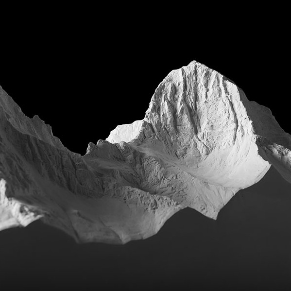 weißer Berggipfel vor schwarzem Hintergrund