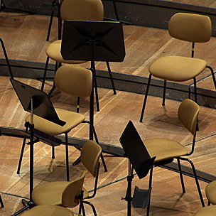 leere Stühle eines Sinfonieorchesters