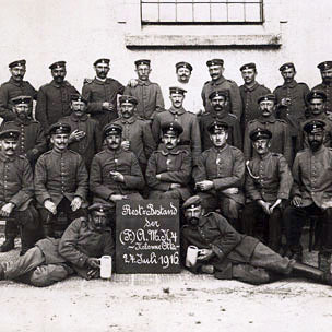 altes, schwarz-weißes Gruppenfoto mit Soldaten