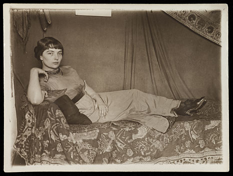 Schwarz-Weiss-Foto von Anicuța Belau auf einem Sofa liegend