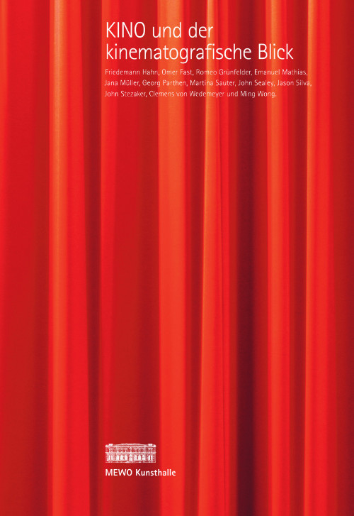 Umschlag des Katalogs mit dem Foto eines roten Vorhangs