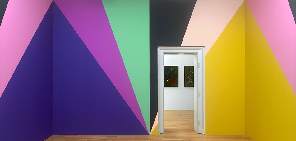 bunte, großflächige Dreiecke sind auf die Wände der Kunsthalle gemalt