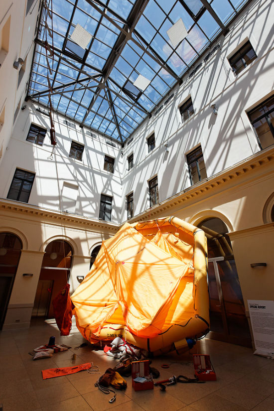 große orangene Rettungsinsel im Lichthof der Kunsthalle