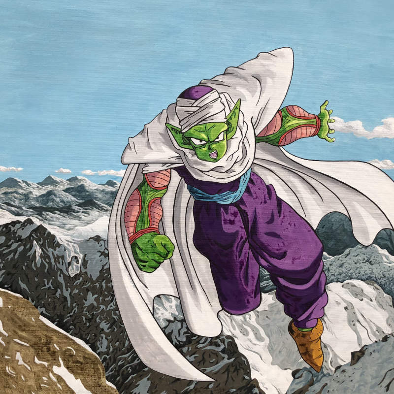 eine grüne Fantasiefigur mit Turban und weißem Umhang fliegt in einer Comic-Pose über ein Gebirge