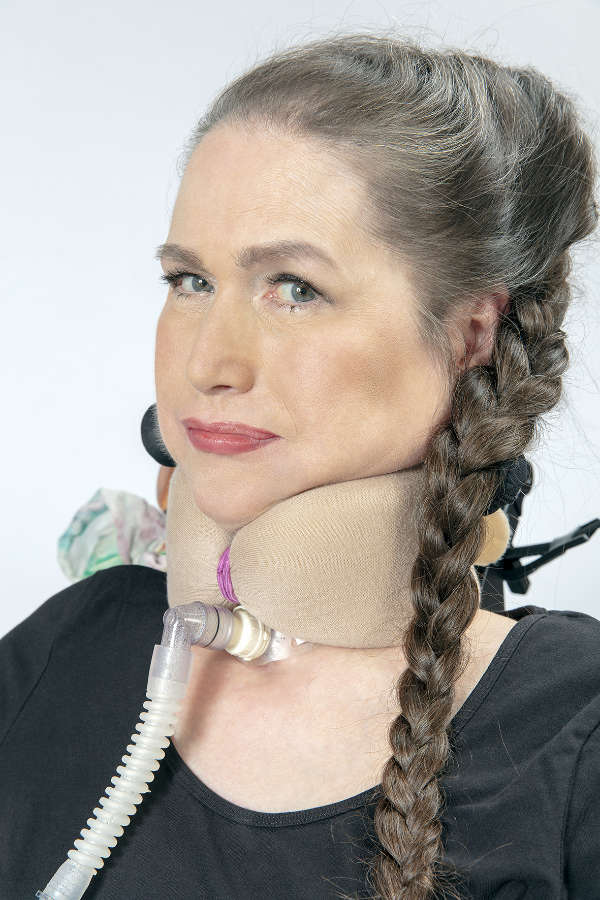 Portrait einer Frau mit einem Beatmungsgerät