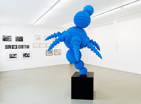 blaue Skulptur aus großen Silikonkugeln und sternenförmig abstehenden Armen
