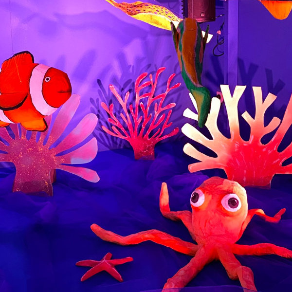 fröhliche Modelle von Unterwassertieren in blauem Licht